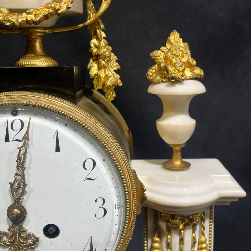Reloj inglés de sobremesa estilo Neoclásico con detalles Wedgwood y garnitura circa 1900