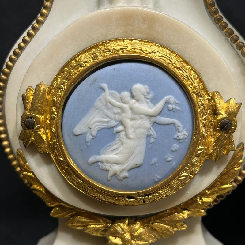Reloj inglés de sobremesa estilo Neoclásico con detalles Wedgwood y garnitura circa 1900