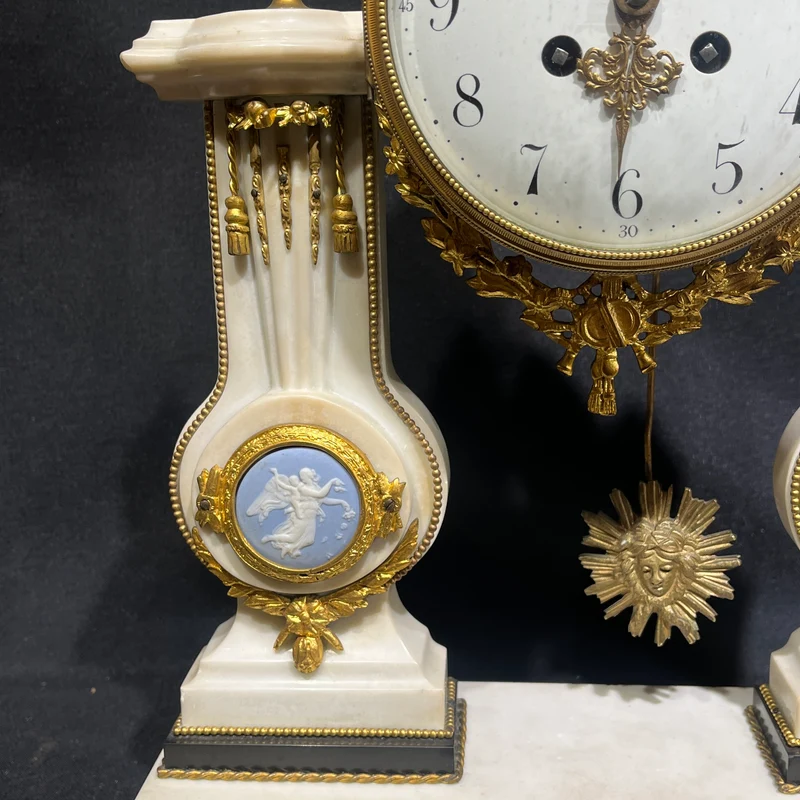 Reloj inglés de sobremesa estilo Neoclásico con detalles Wedgwood y garnitura circa 1900