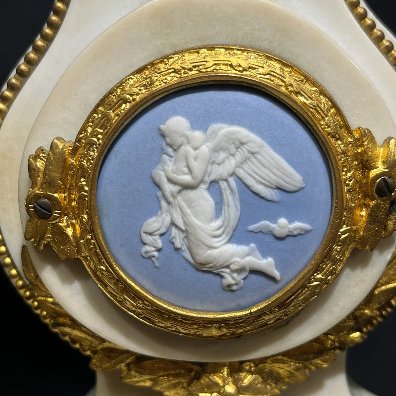 Reloj inglés de sobremesa estilo Neoclásico con detalles Wedgwood y garnitura circa 1900