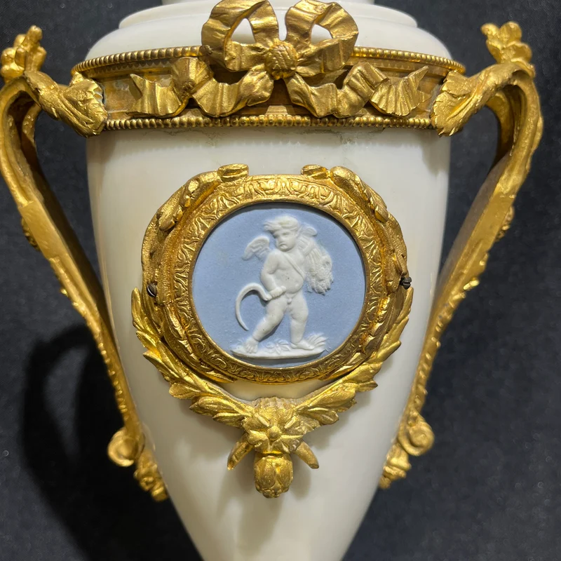 Reloj inglés de sobremesa estilo Neoclásico con detalles Wedgwood y garnitura circa 1900