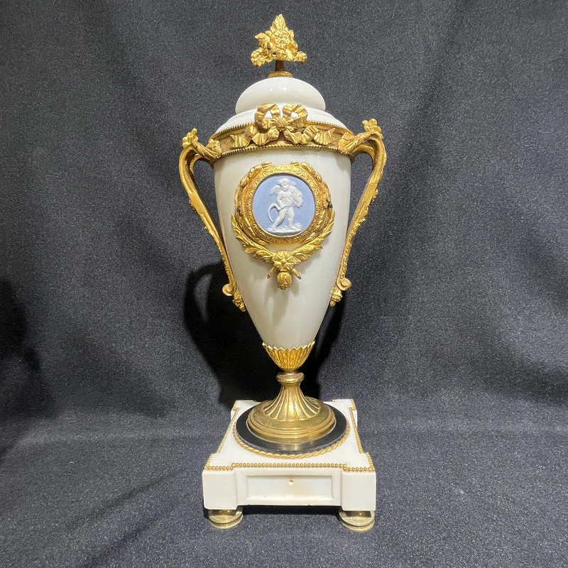 Reloj inglés de sobremesa estilo Neoclásico con detalles Wedgwood y garnitura circa 1900