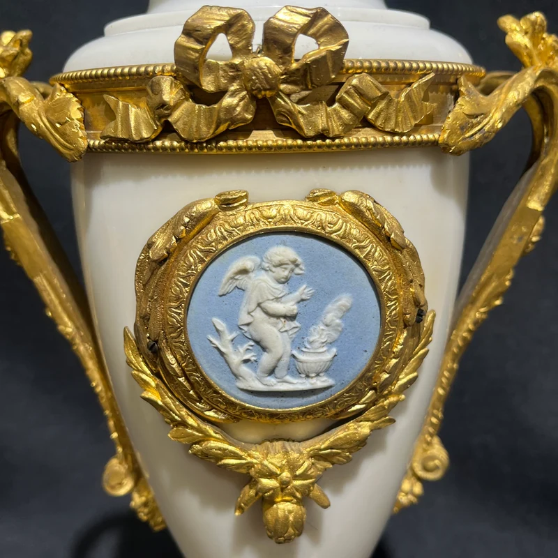 Reloj inglés de sobremesa estilo Neoclásico con detalles Wedgwood y garnitura circa 1900