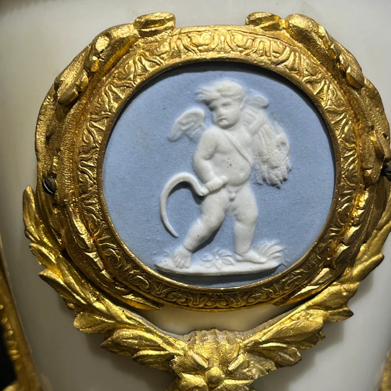 Reloj inglés de sobremesa estilo Neoclásico con detalles Wedgwood y garnitura circa 1900