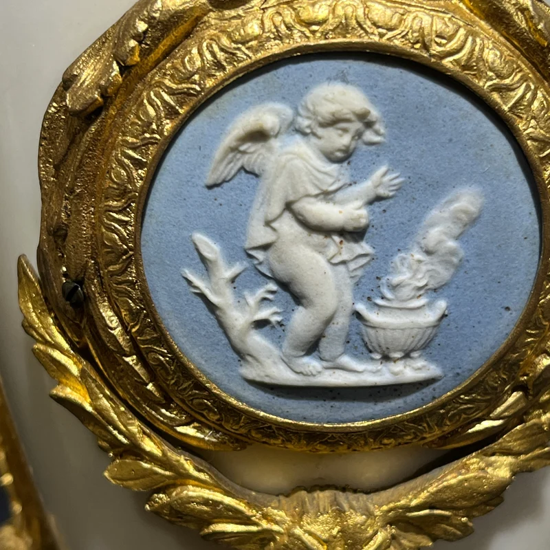 Reloj inglés de sobremesa estilo Neoclásico con detalles Wedgwood y garnitura circa 1900