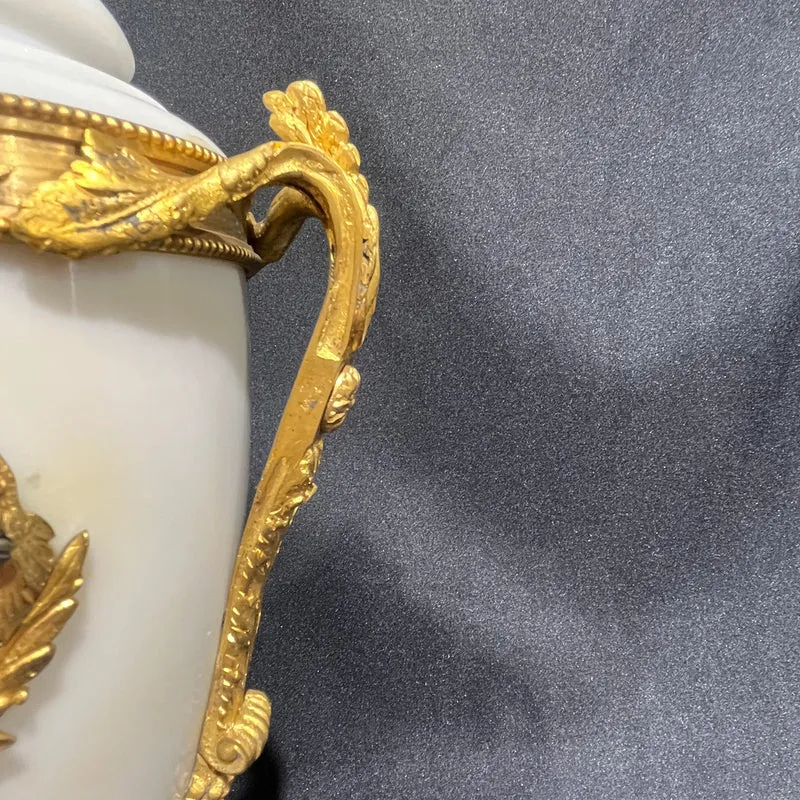 Reloj inglés de sobremesa estilo Neoclásico con detalles Wedgwood y garnitura circa 1900
