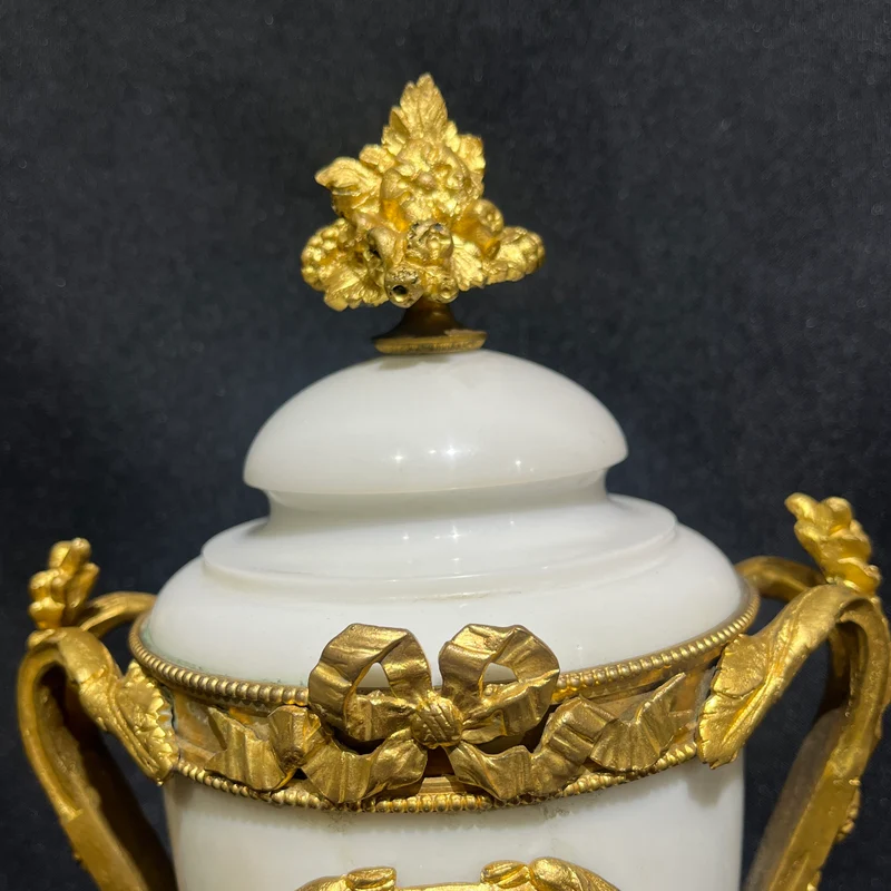 Reloj inglés de sobremesa estilo Neoclásico con detalles Wedgwood y garnitura circa 1900