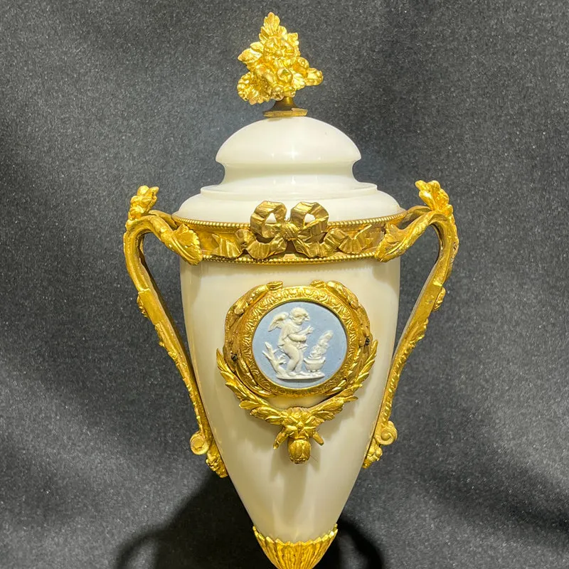 Reloj inglés de sobremesa estilo Neoclásico con detalles Wedgwood y garnitura circa 1900