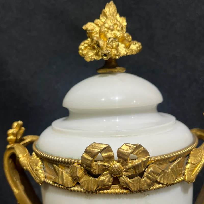 Reloj inglés de sobremesa estilo Neoclásico con detalles Wedgwood y garnitura circa 1900
