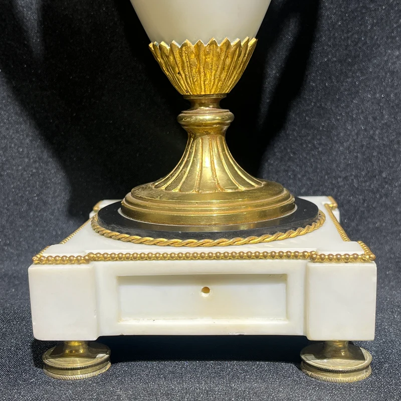 Reloj inglés de sobremesa estilo Neoclásico con detalles Wedgwood y garnitura circa 1900