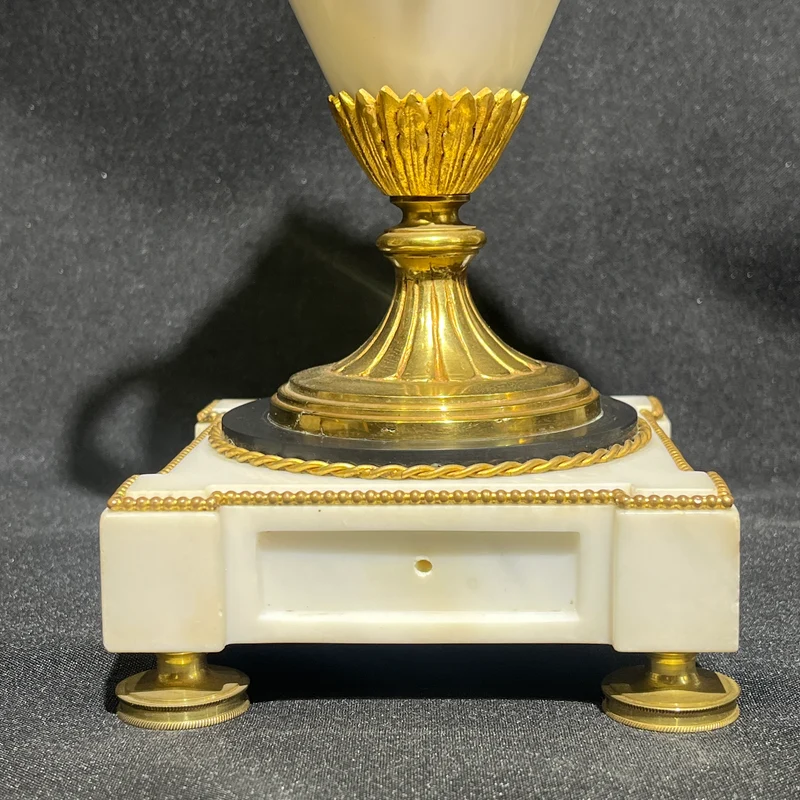 Reloj inglés de sobremesa estilo Neoclásico con detalles Wedgwood y garnitura circa 1900