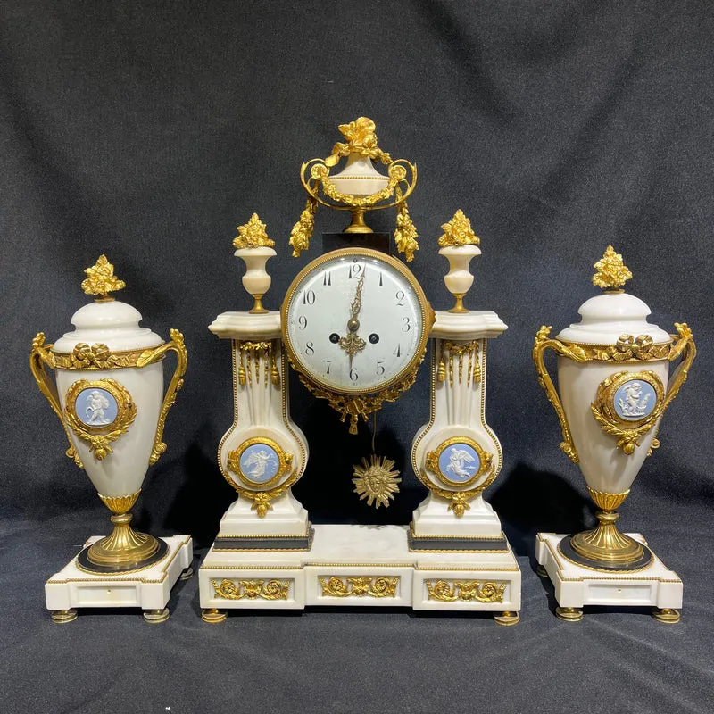 Reloj inglés de sobremesa estilo Neoclásico con detalles Wedgwood y garnitura circa 1900