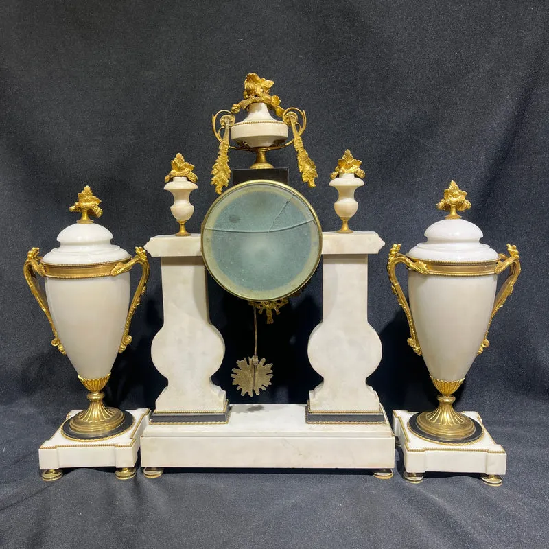 Reloj inglés de sobremesa estilo Neoclásico con detalles Wedgwood y garnitura circa 1900