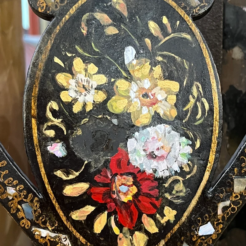 Pareja sillas estilo Napoleón III con incrustaciones en nácar y diseño floral fines s.XIX