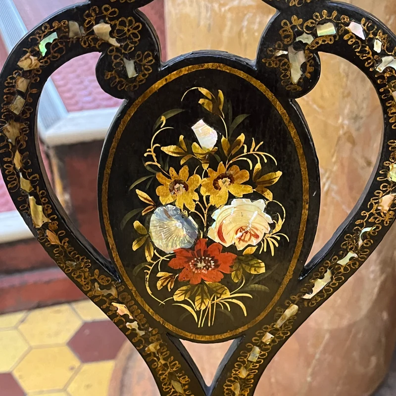 Pareja sillas estilo Napoleón III con incrustaciones en nácar y diseño floral fines s.XIX