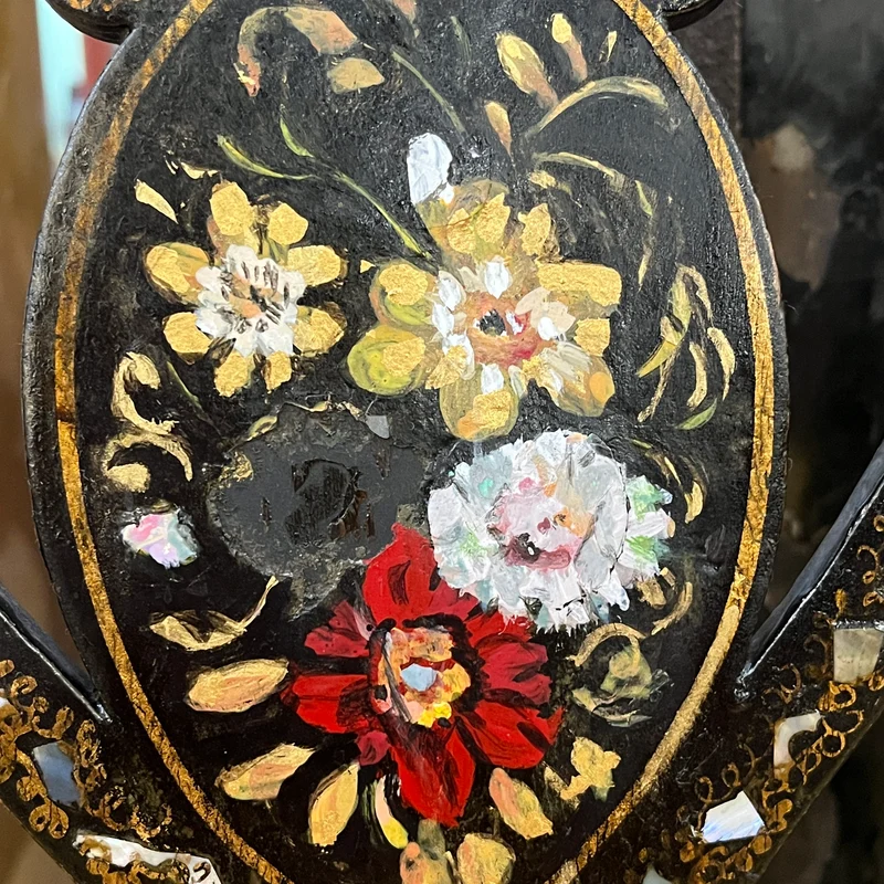 Pareja sillas estilo Napoleón III con incrustaciones en nácar y diseño floral fines s.XIX