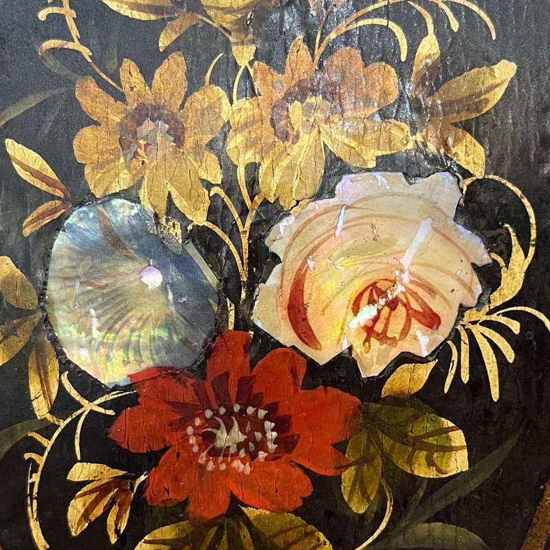 Pareja sillas estilo Napoleón III con incrustaciones en nácar y diseño floral fines s.XIX