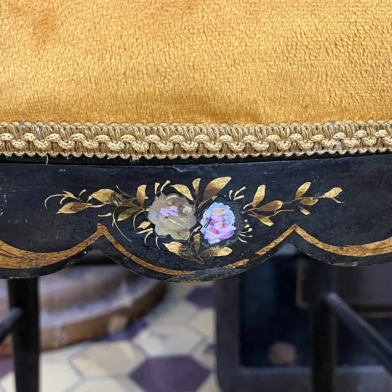 Pareja sillas estilo Napoleón III con incrustaciones en nácar y diseño floral fines s.XIX