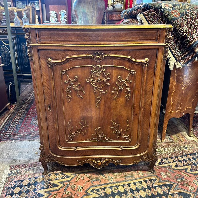 Mueble Credenza francés Luis XV en nogal tallado a mano
