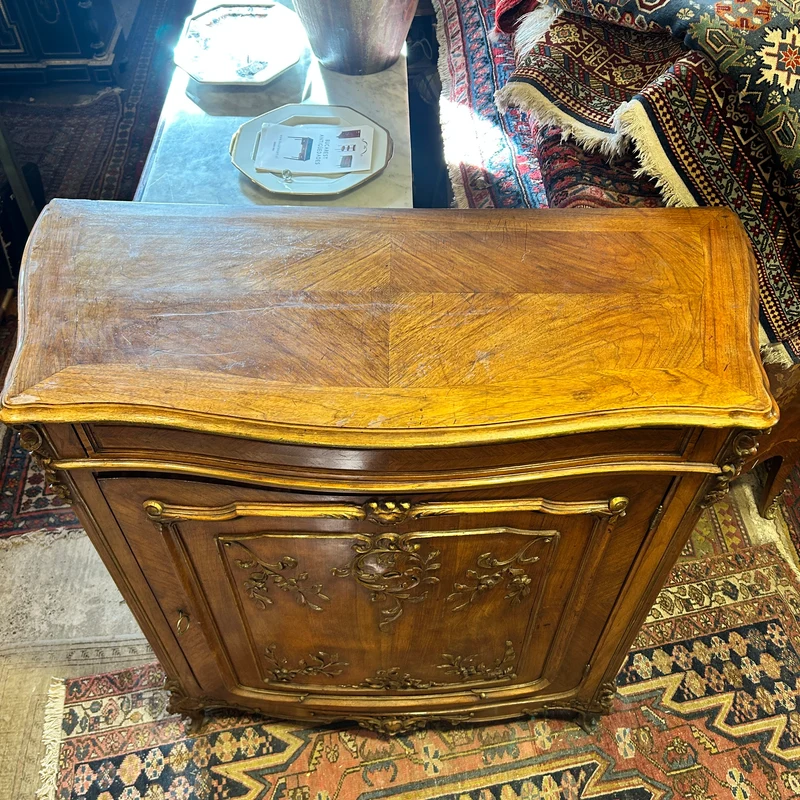 Mueble Credenza francés Luis XV en nogal tallado a mano