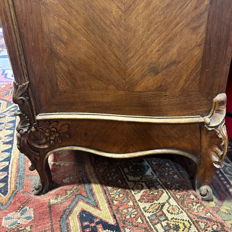 Mueble Credenza francés Luis XV en nogal tallado a mano