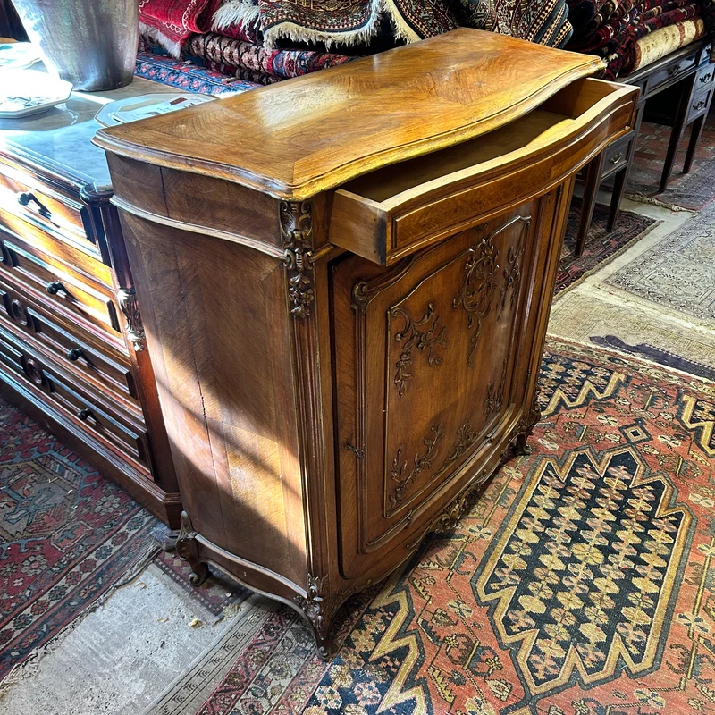 Mueble Credenza francés Luis XV en nogal tallado a mano
