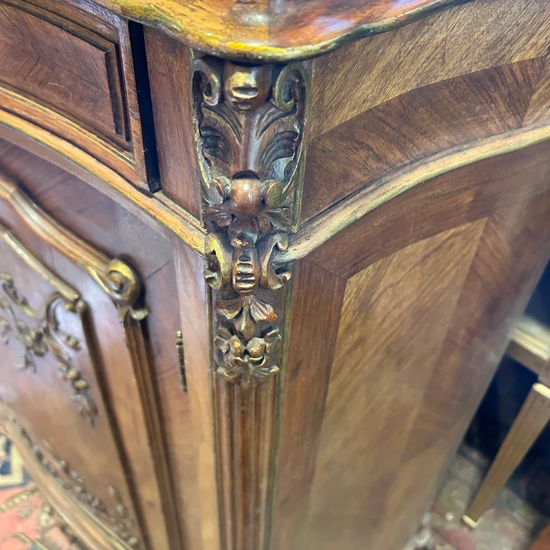 Mueble Credenza francés Luis XV en nogal tallado a mano
