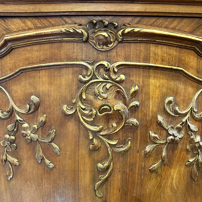 Mueble Credenza francés Luis XV en nogal tallado a mano