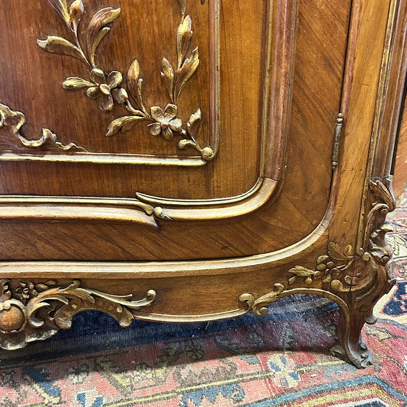 Mueble Credenza francés Luis XV en nogal tallado a mano