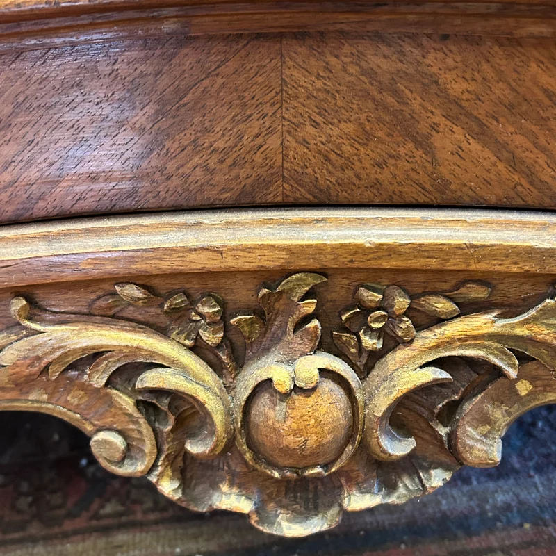 Mueble Credenza francés Luis XV en nogal tallado a mano