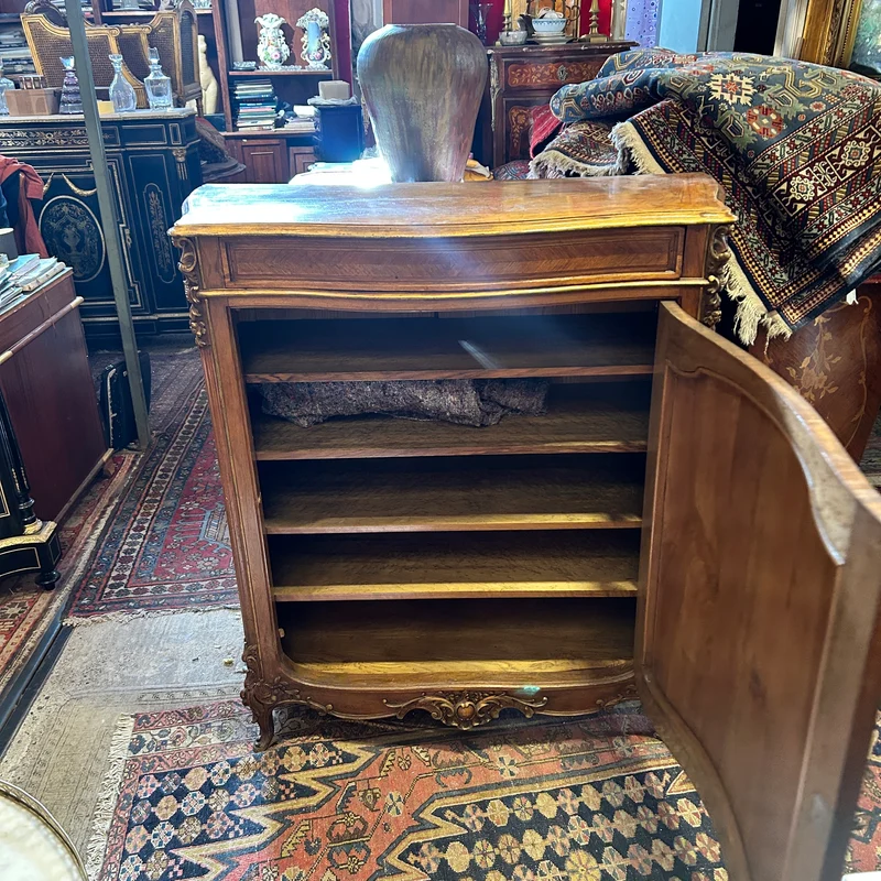 Mueble Credenza francés Luis XV en nogal tallado a mano