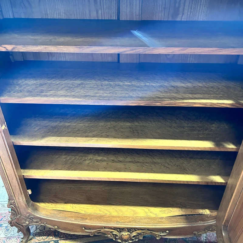 Mueble Credenza francés Luis XV en nogal tallado a mano