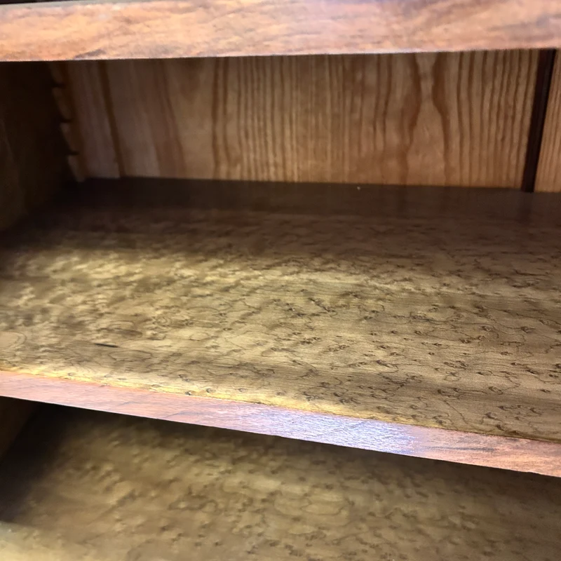 Mueble Credenza francés Luis XV en nogal tallado a mano
