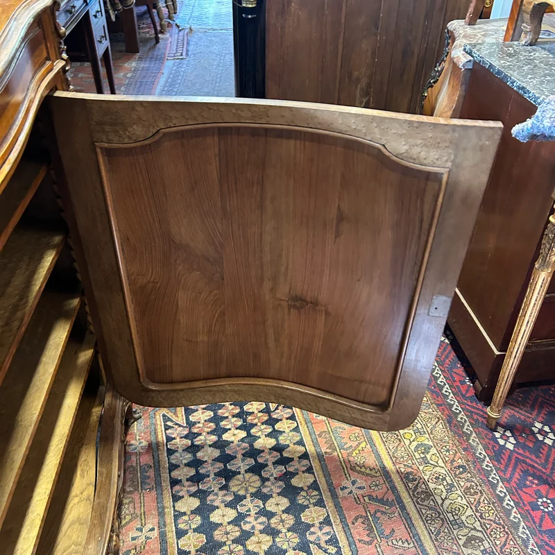 Mueble Credenza francés Luis XV en nogal tallado a mano