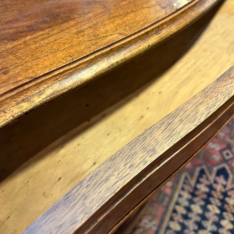 Mueble Credenza francés Luis XV en nogal tallado a mano