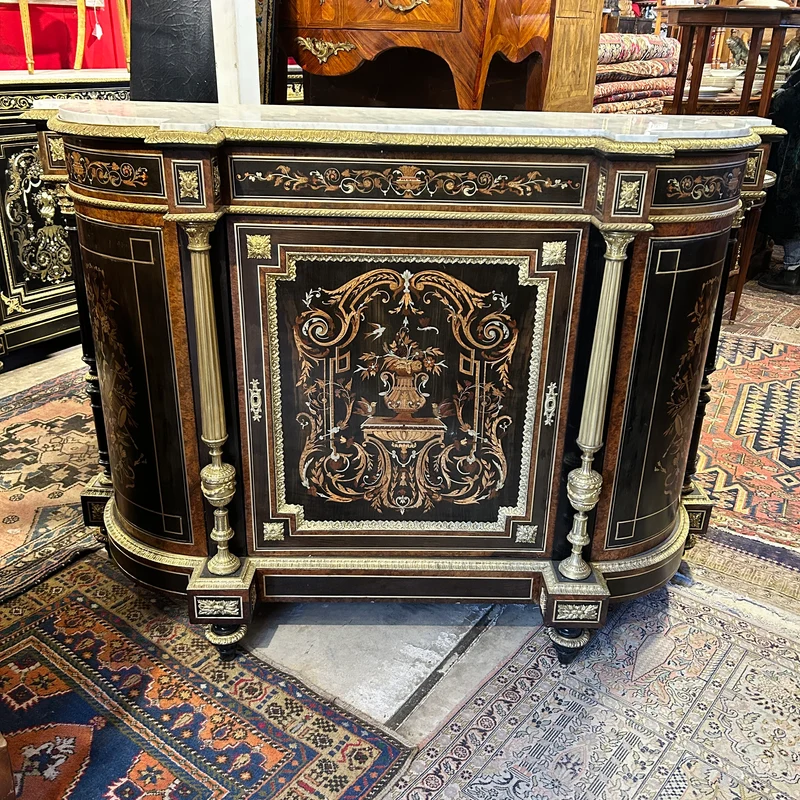 Boulle francés Napoleón III 1890 marquetería en raíz, mármol y columnas en bronce