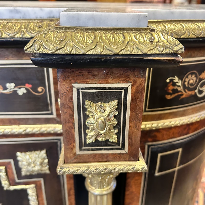 Boulle francés Napoleón III 1890 marquetería en raíz, mármol y columnas en bronce