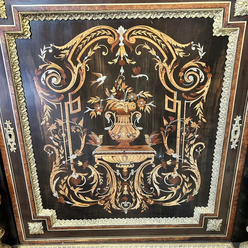Boulle francés Napoleón III 1890 marquetería en raíz, mármol y columnas en bronce