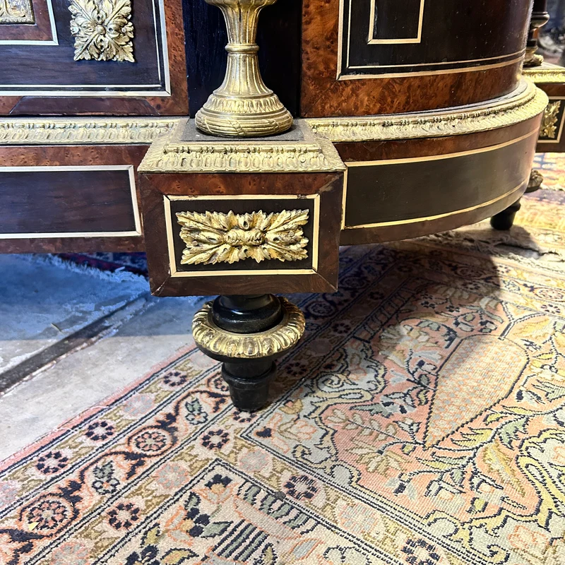 Boulle francés Napoleón III 1890 marquetería en raíz, mármol y columnas en bronce