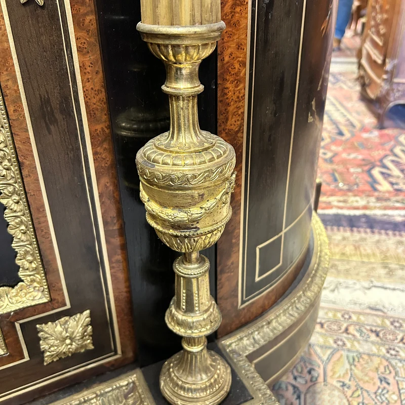 Boulle francés Napoleón III 1890 marquetería en raíz, mármol y columnas en bronce