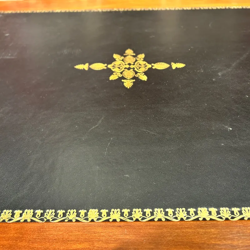 Escritorio francés estilo Louis Philippe de caoba y cubierta de cuero expansible S.XX