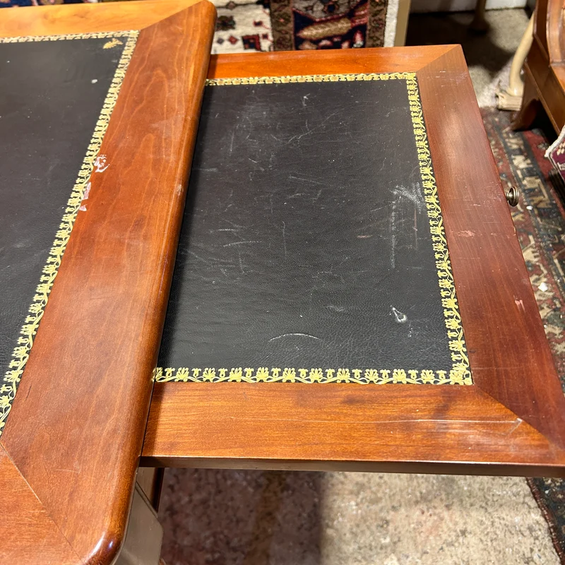 Escritorio francés estilo Louis Philippe de caoba y cubierta de cuero expansible S.XX