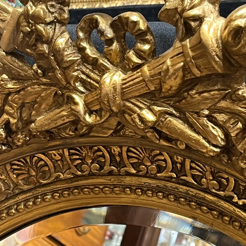 Espejo francés estilo Luis XVI con marco de madera yeso moldurado y pátina dorada fines s.XIX