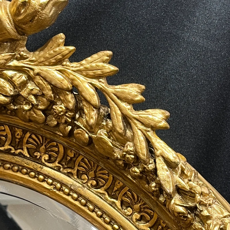 Espejo francés estilo Luis XVI con marco de madera yeso moldurado y pátina dorada fines s.XIX