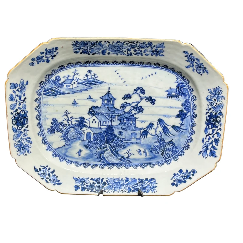 Pair of octagonal porcelain plates, East India Company, 19th century