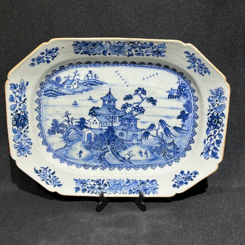 Pair of octagonal porcelain plates, East India Company, 19th century