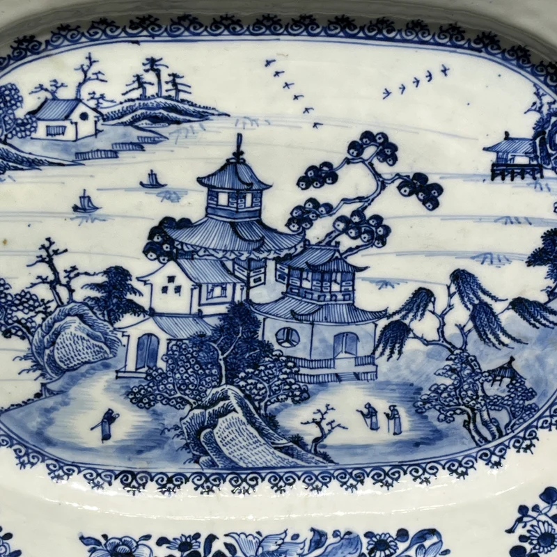 Pair of octagonal porcelain plates, East India Company, 19th century