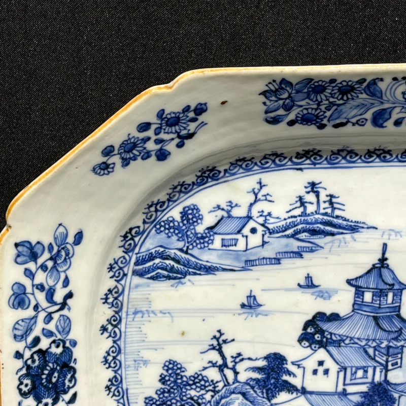 Pair of octagonal porcelain plates, East India Company, 19th century