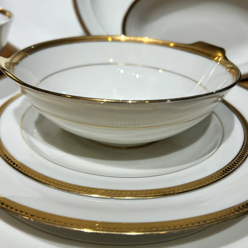 Juego de porcelana francesa Limoges con borde de oro diseño espiga para 12 personas