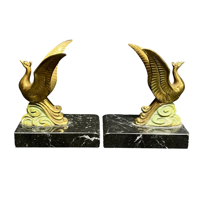 Sujetalibros francés con figuras de aves en metal dorado y base de mármol circa 1930